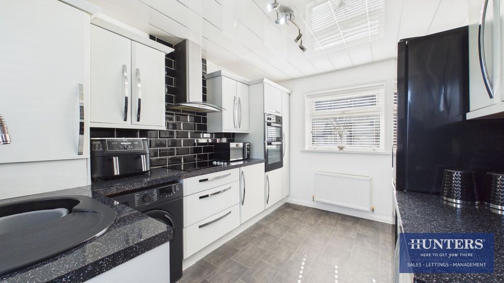 Property photo 2 of 18 Kitchen