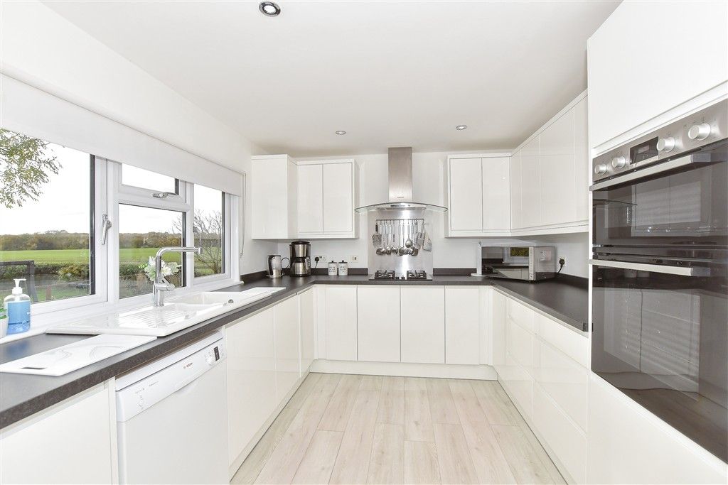 Property photo 3 of 10 Kitchen