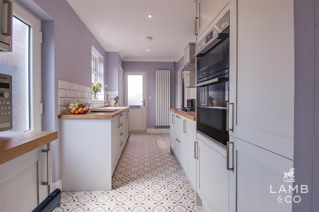 Property photo 3 of 10 Kitchen