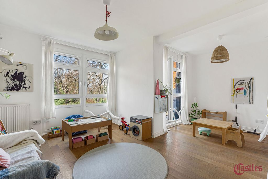 Property photo 2 of 32 Bedroom