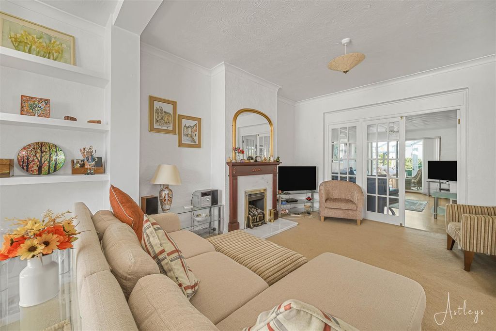 Property photo 3 of 30 Open-Plan Lounge
