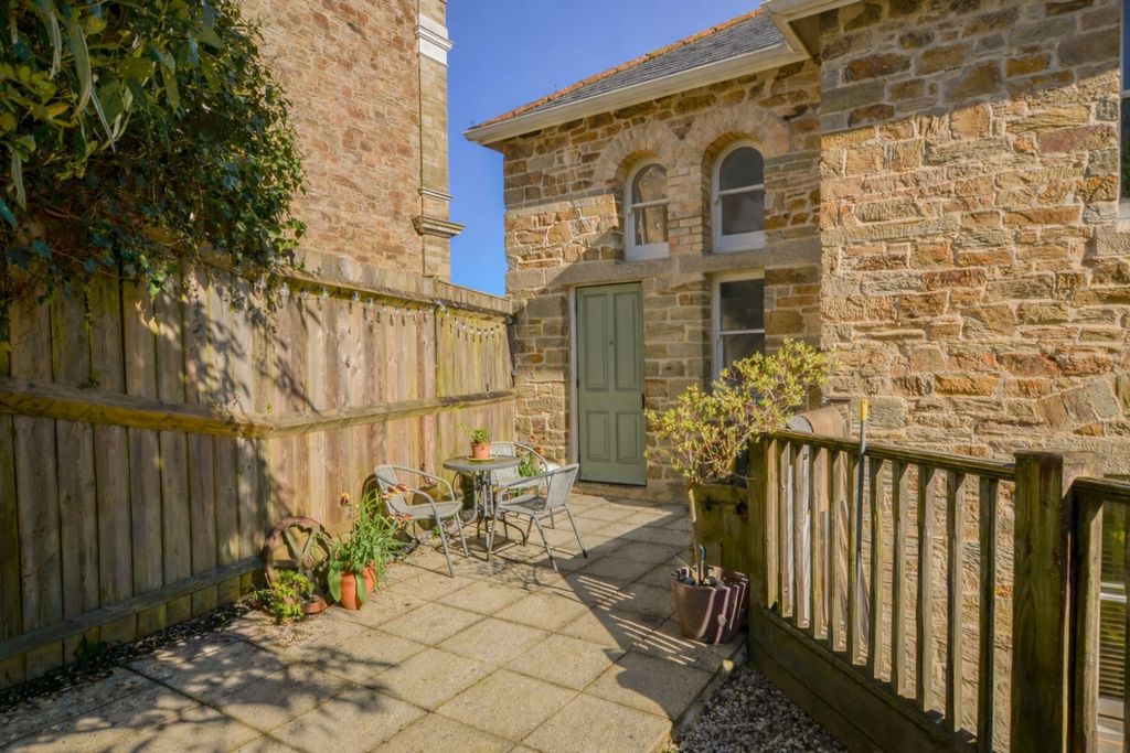 Property photo 1 of 10 Front 4