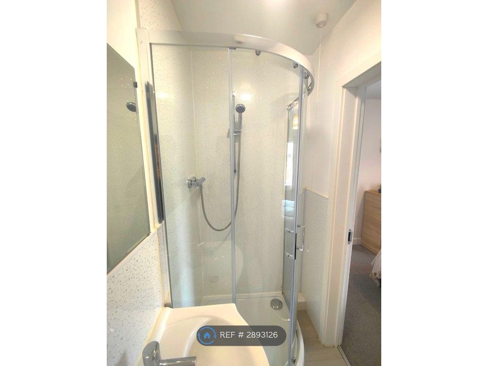 Property photo 3 of 17 En-Suite Shower
