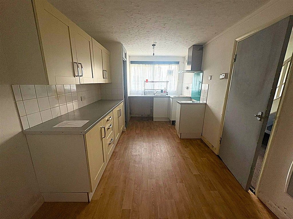 Property photo 3 of 9 Kitchen