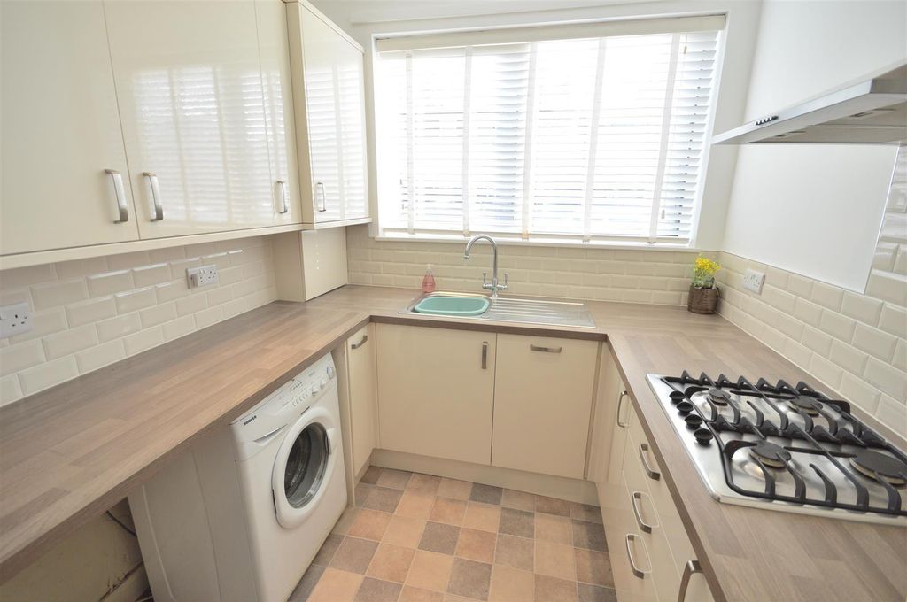 Property photo 1 of 6 Kitchen (Main)