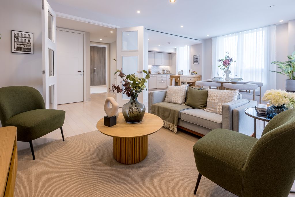 Property photo 2 of 13 Landsby Show Flat