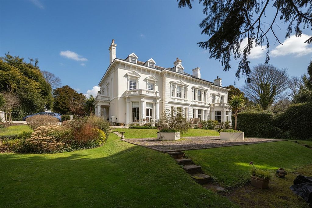 Property photo 1 of 21 Gardens