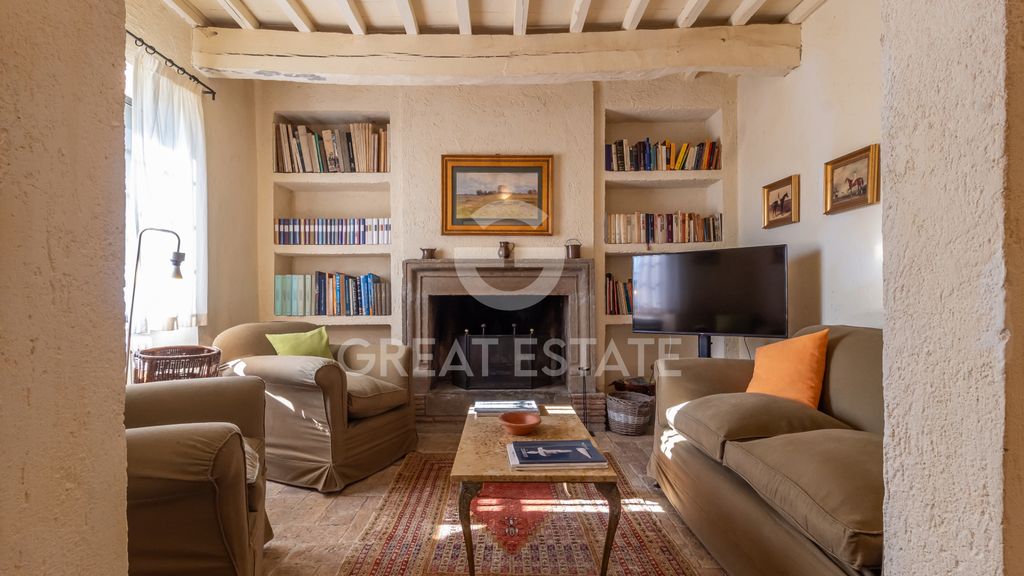 Property photo 2 of 21 Interiors