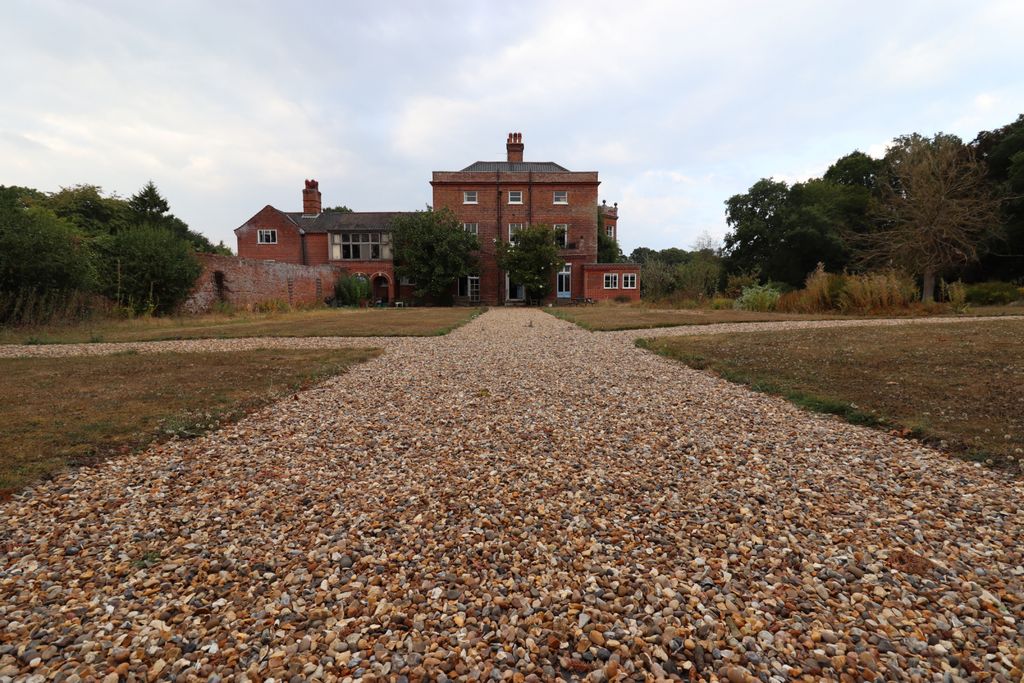 Property photo 3 of 12 Rear Perspective