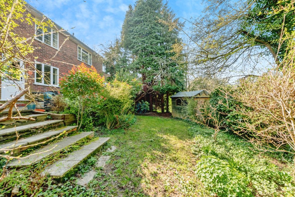 Property photo 2 of 11 Garden