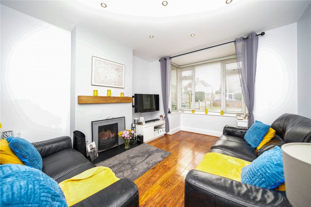 Property photo 3 of 24 Lounge