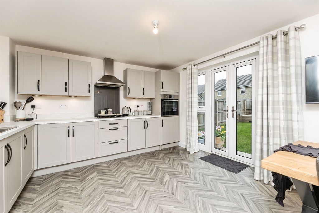 Property photo 2 of 23