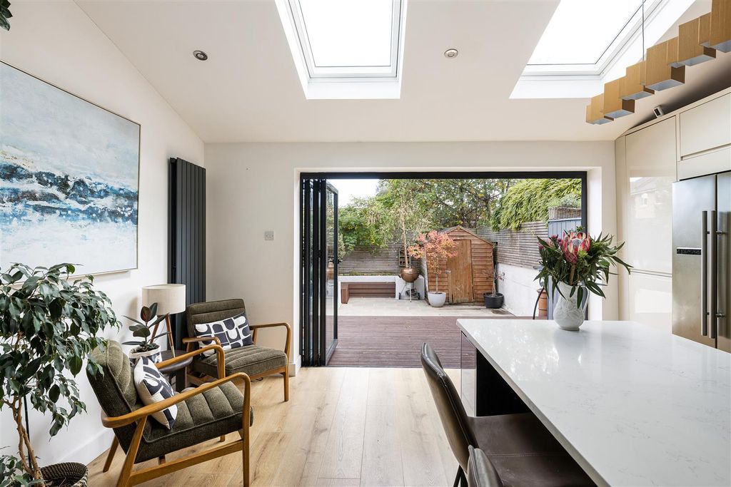 Property photo 3 of 37 Rhodesia Road, E11