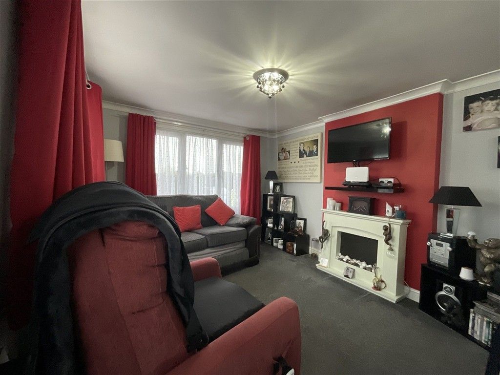 Property photo 2 of 8 Lounge