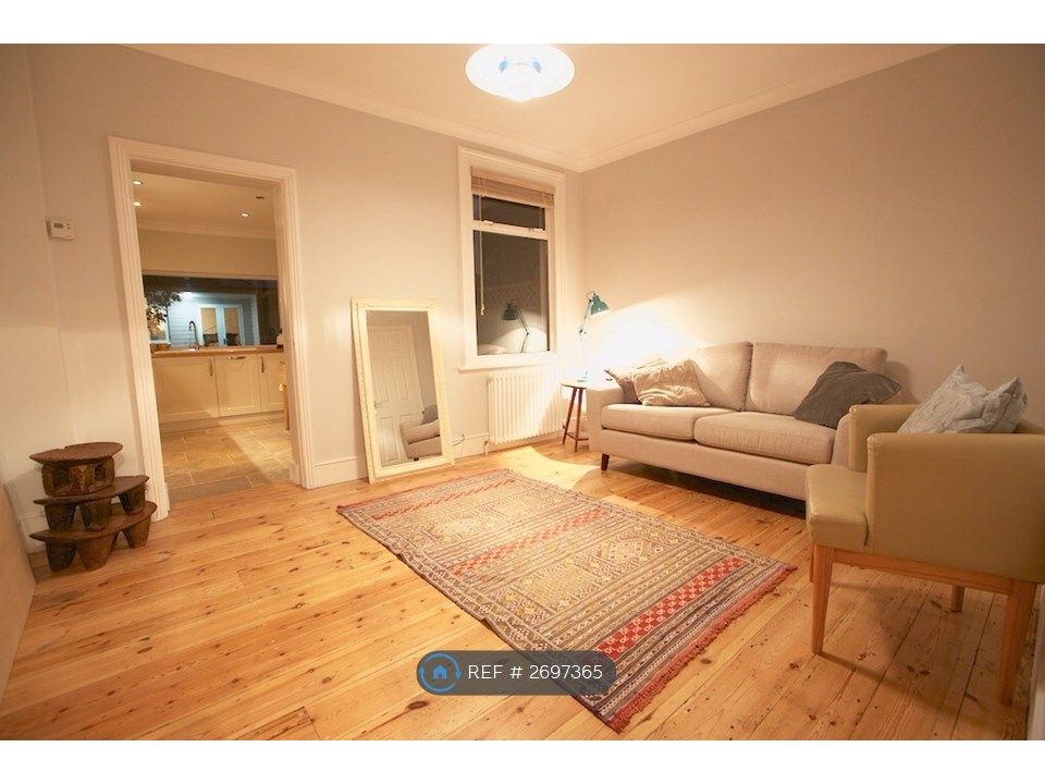 Property photo 1 of 6 Shared Living Room