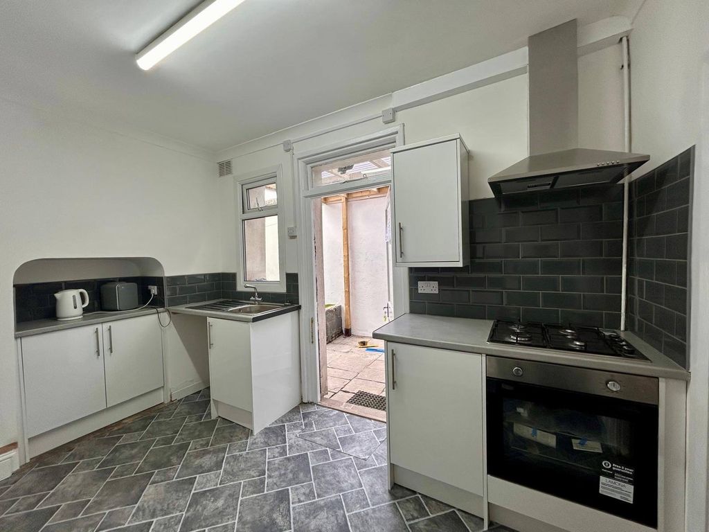 Property photo 1 of 17 4 Bed Terraced House To Rent Tydraw Street, Port Talbot Sa13