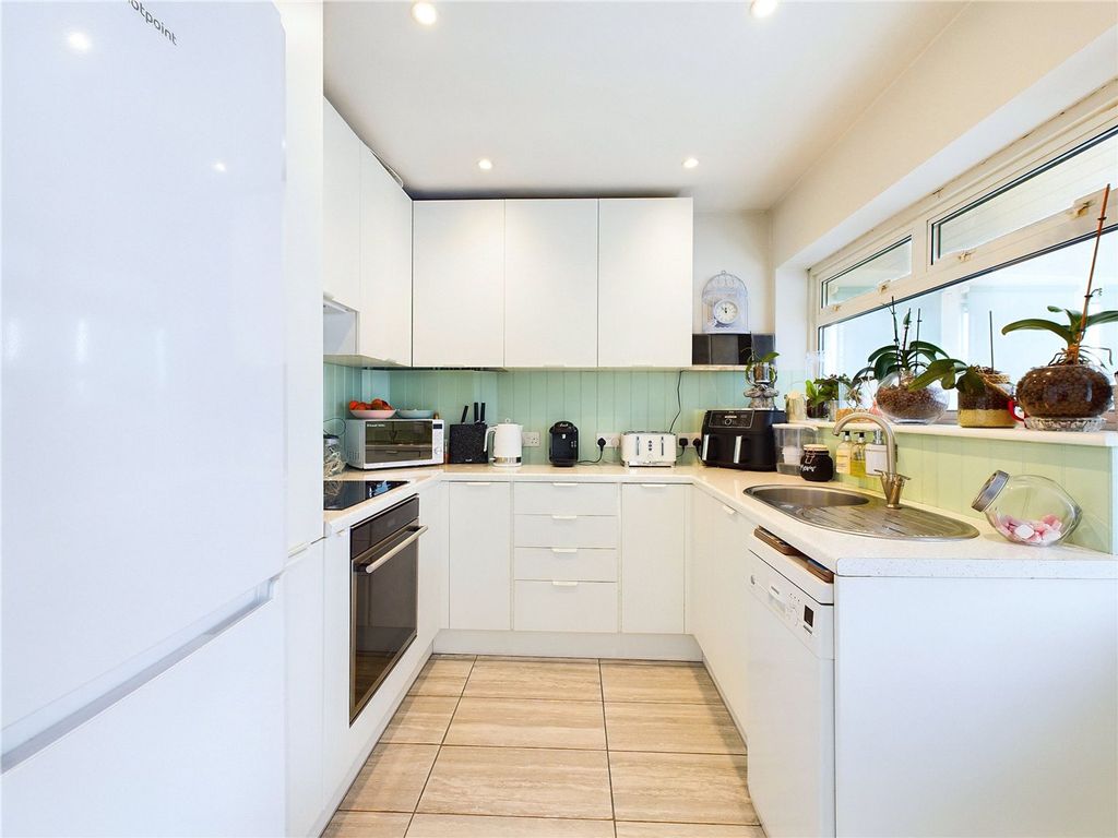 Property photo 3 of 16 Kitchen