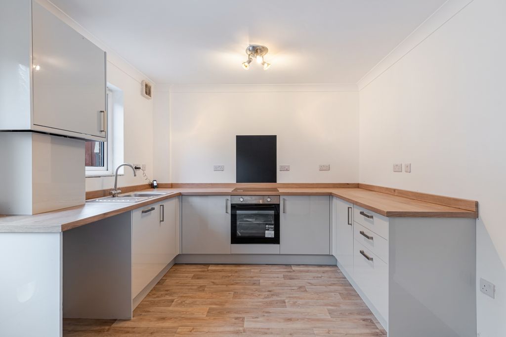 Property photo 2 of 12 A17 - 21 Jasmine Grove Paignton - 260126