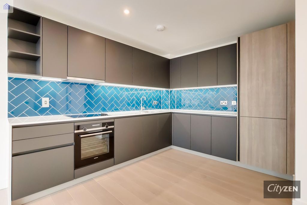 Property photo 3 of 19 Kitchen