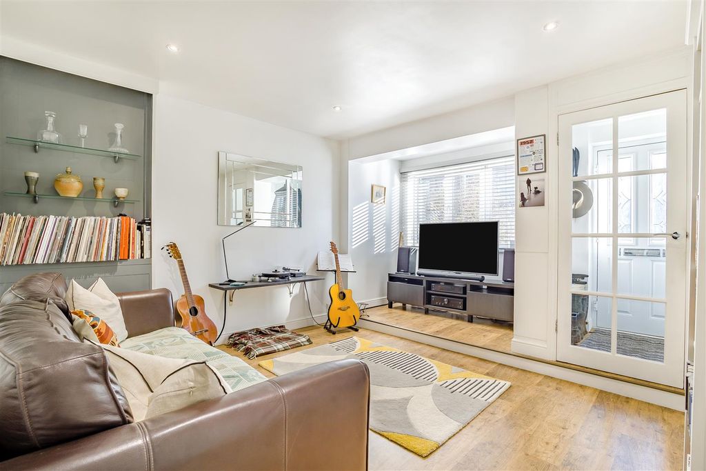 Property photo 2 of 14 8674664-Interior02.Jpg