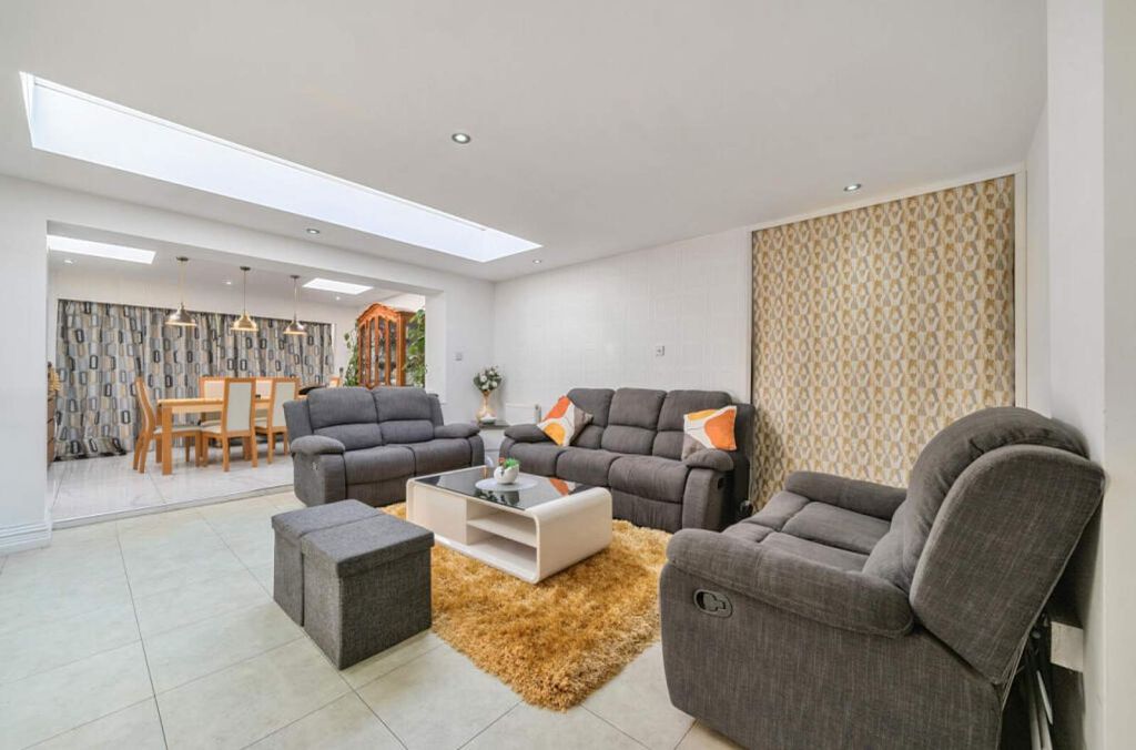 Property photo 3 of 28 Kitchen