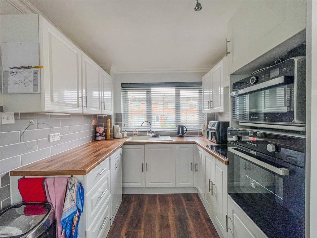 Property photo 3 of 18 Kitchen