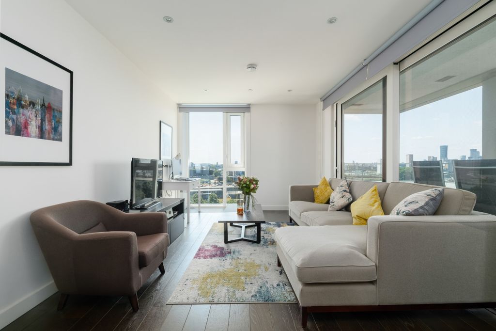 Property photo 3 of 14 Fl77_Pilot_Walk_0...