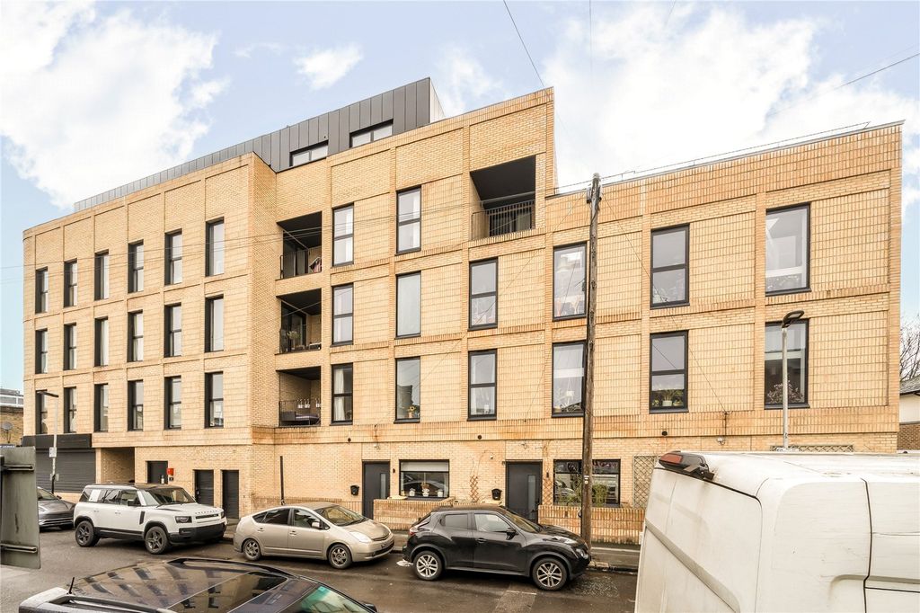 Property photo 1 of 8 External