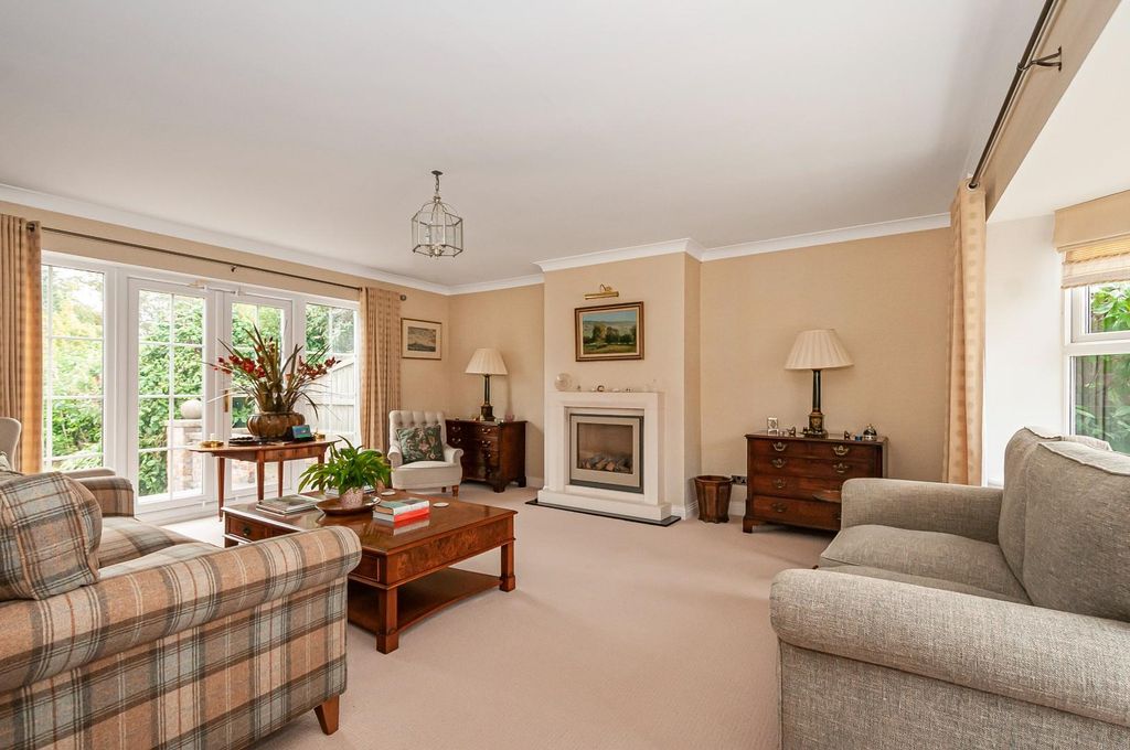 Property photo 2 of 22 Lounge