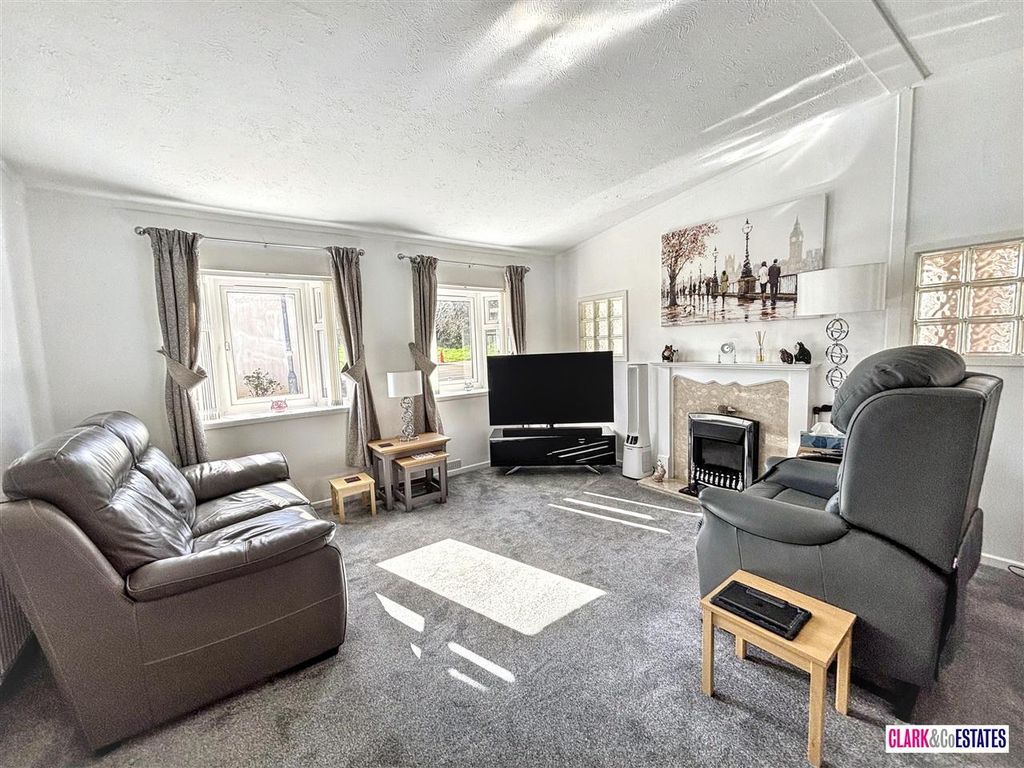 Property photo 3 of 13 Lounge