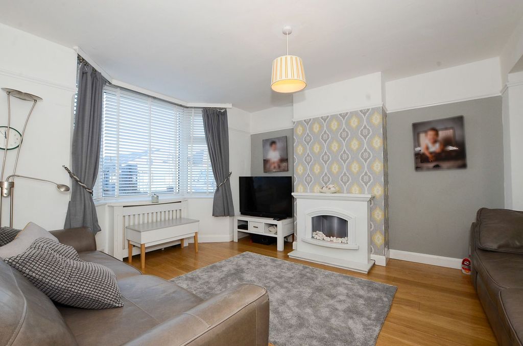 Property photo 2 of 23 Lounge