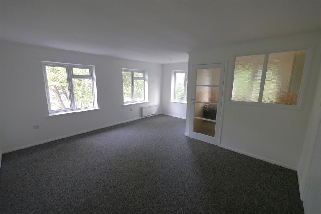 Property photo 3 of 8 Studio Room
