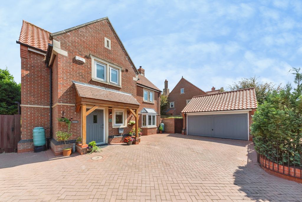 Property photo 3 of 27 3_St_Martins_Close-42