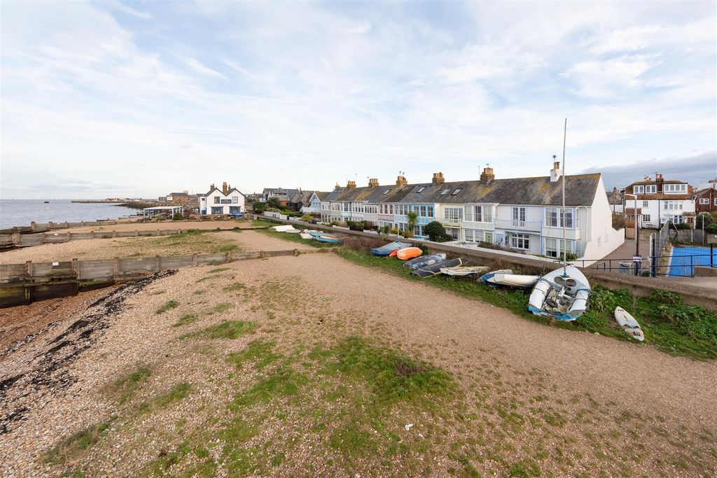 Property photo 2 of 18 Marine Terrace, Whitstable
