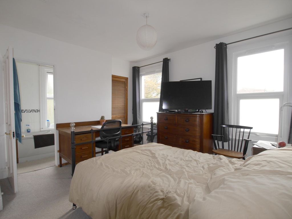 Property photo 3 of 10 Bed 1.Jpg