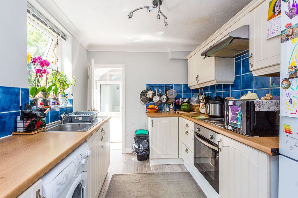 Property photo 2 of 8 Kitchen