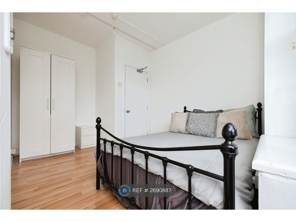 Property photo 3 of 17 Room B &amp; c