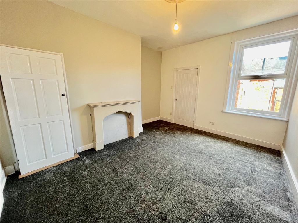 Property photo 3 of 12 Lounge