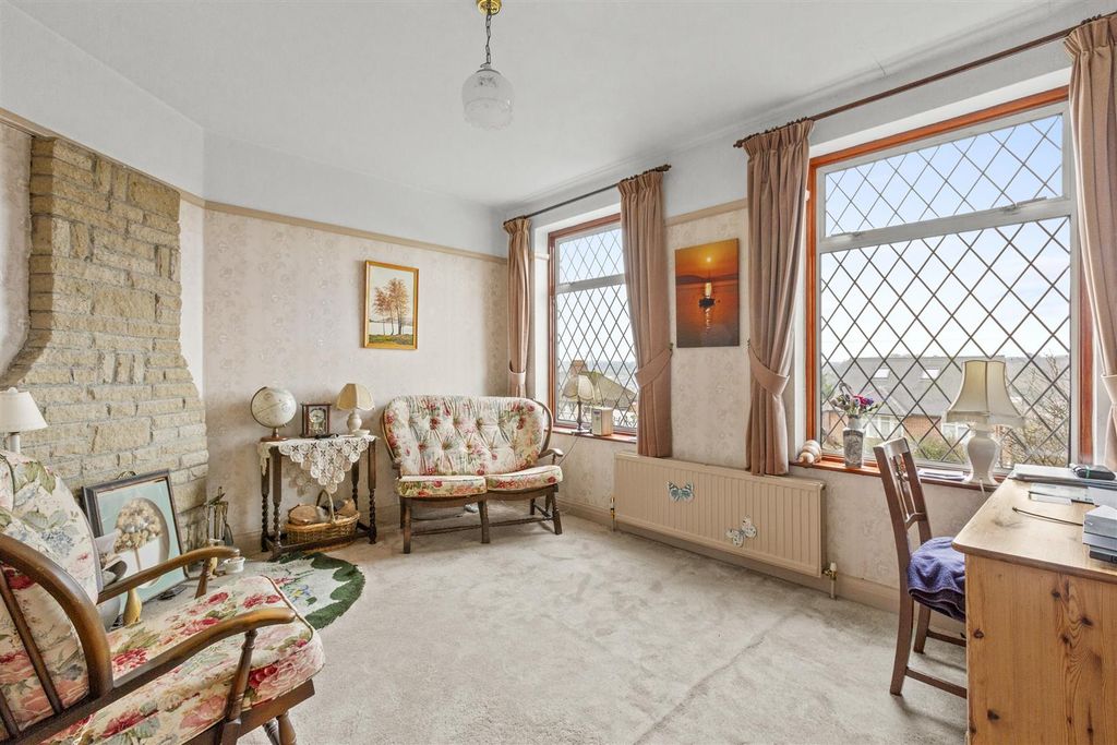 Property photo 2 of 15 42 White Close, Hp13 5Ng-5.Jpg