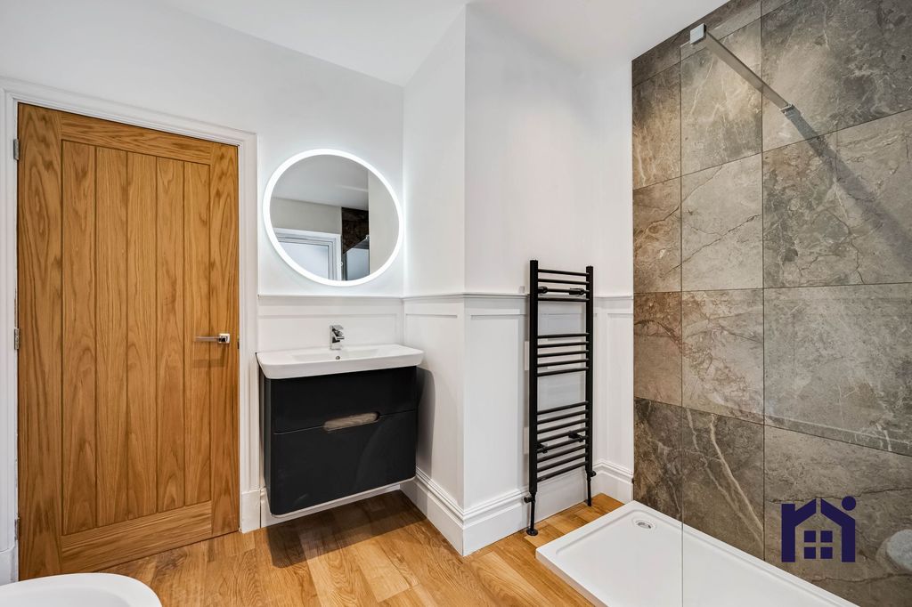 Property photo 3 of 31 Bathroom
