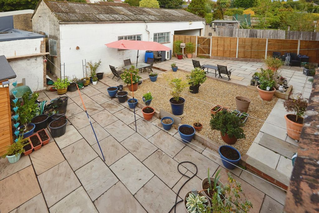 Property photo 3 of 20 Communal Gardens