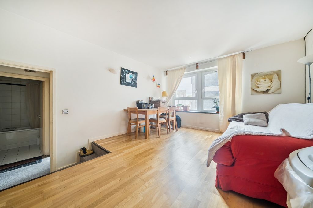 Property photo 2 of 8 4375593