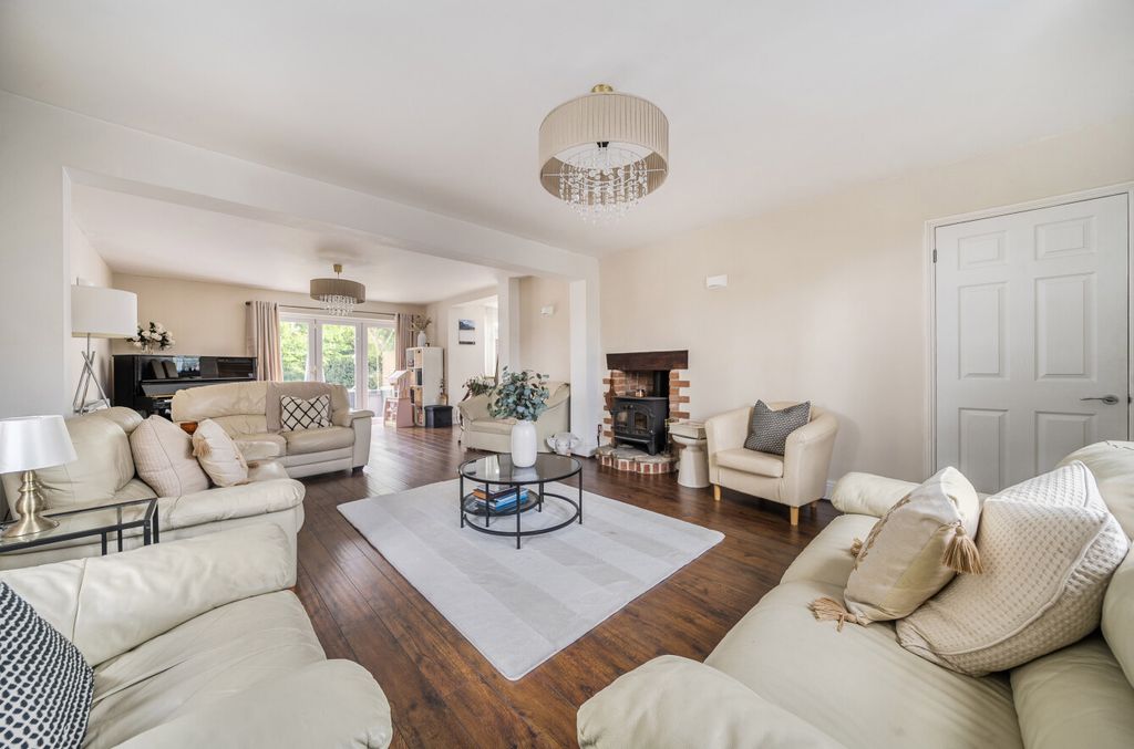 Property photo 3 of 18 1328488-28-687Fca...