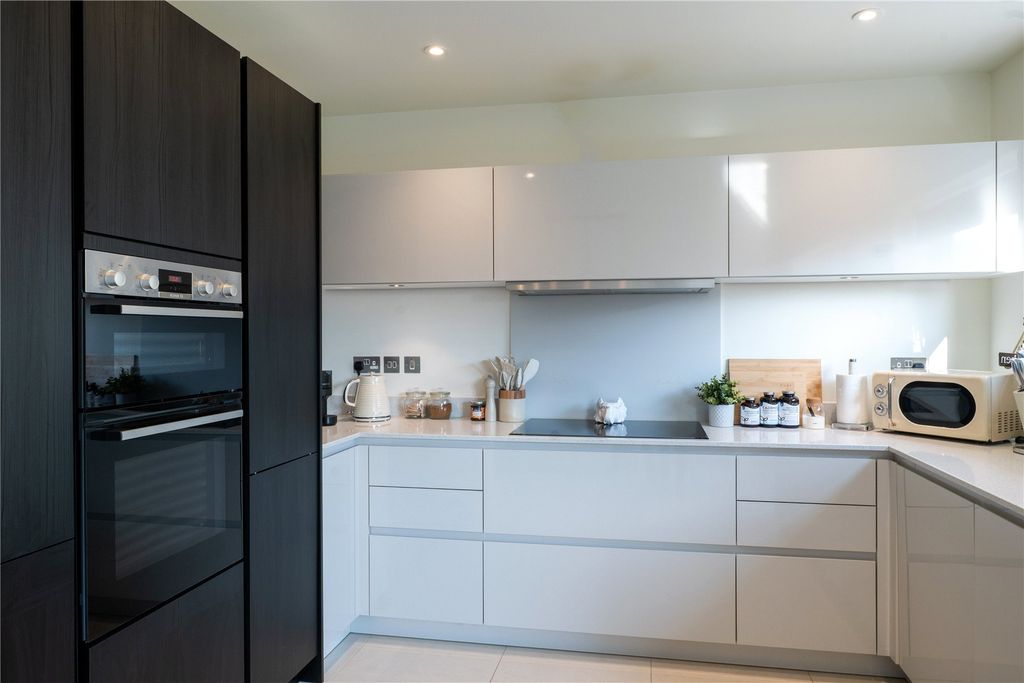 Property photo 3 of 10 Kitchen