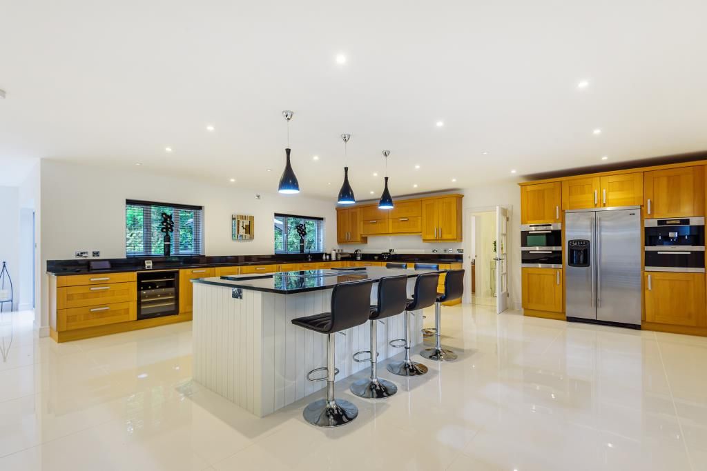 Property photo 3 of 11 Kitchen
