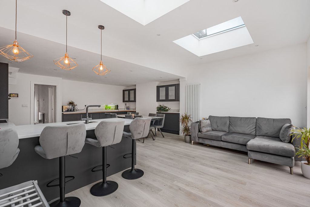 Property photo 3 of 27