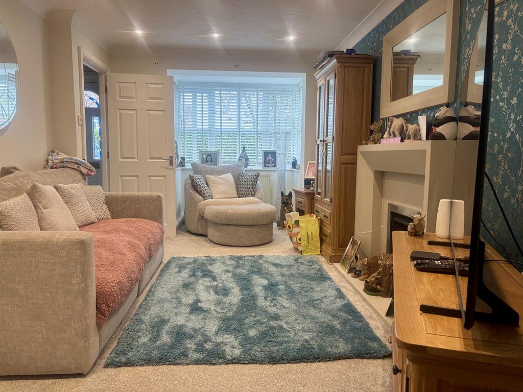 Property photo 3 of 18 Living Room