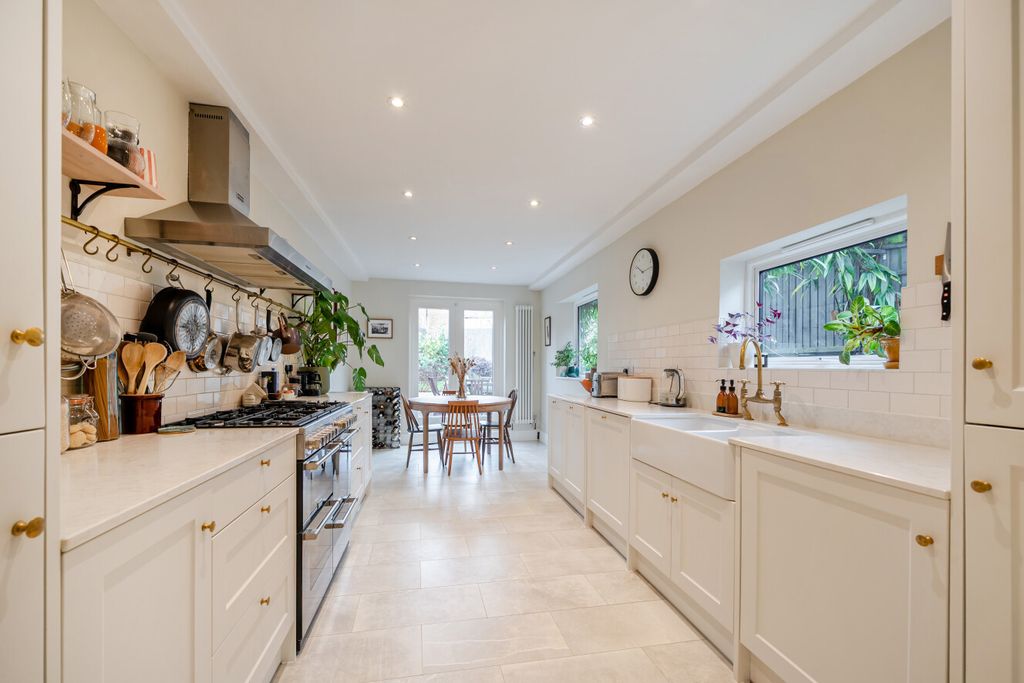 Property photo 2 of 18 1402462-11-697201...