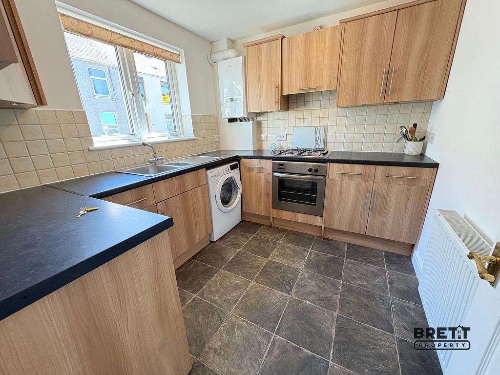 Property photo 3 of 10 Kitchen