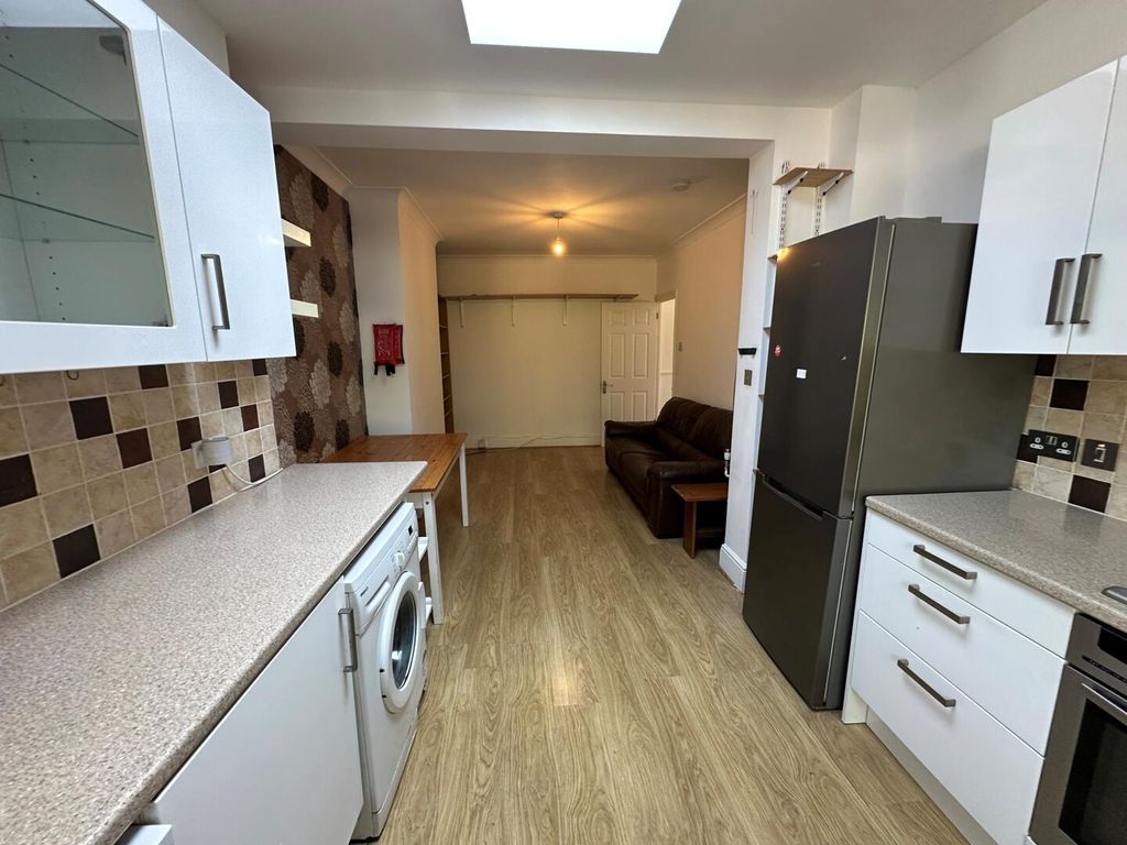 Property photo 2 of 11 Kitchen